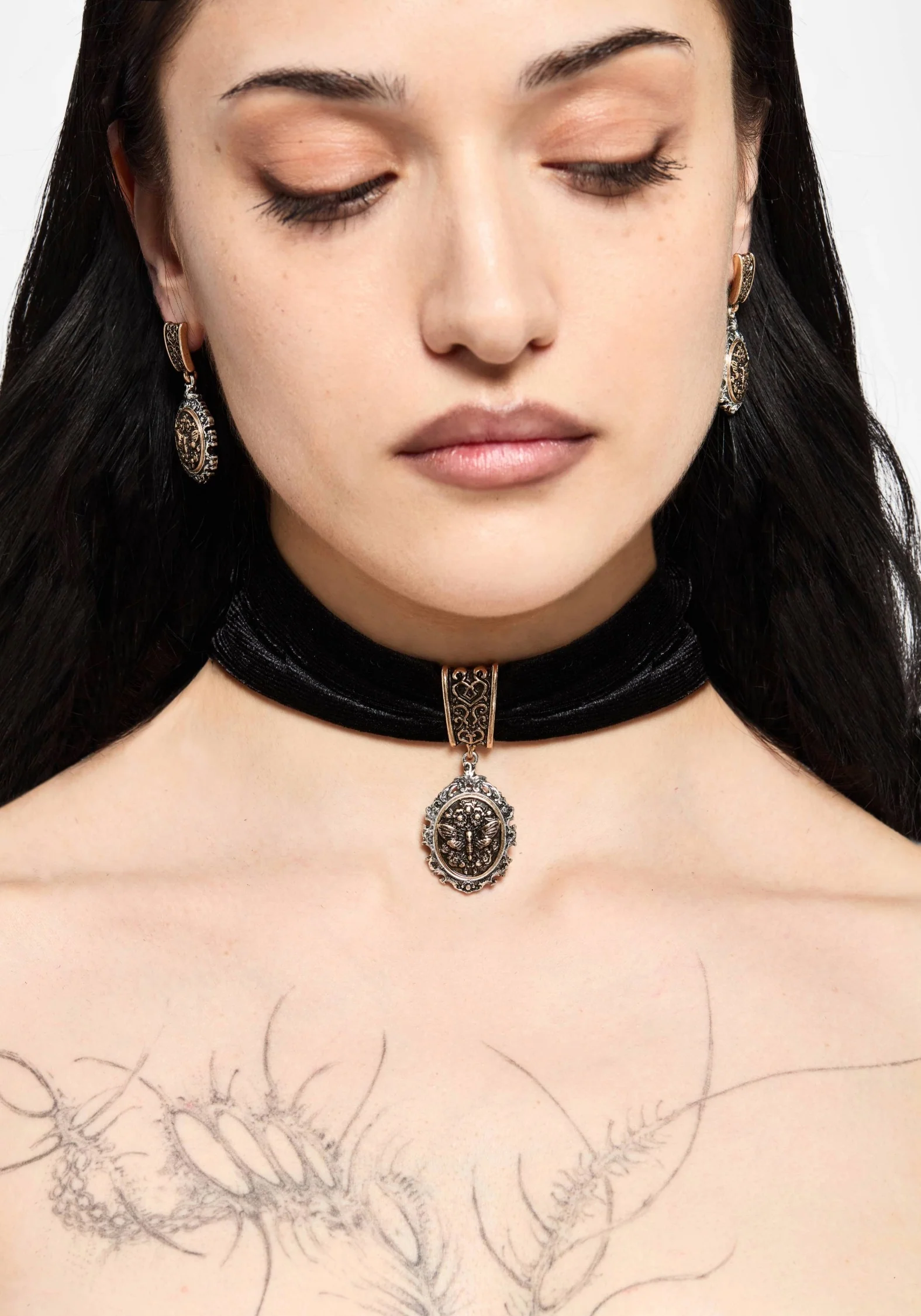 Rosamoth Cameo Velvet Choker - Image 5
