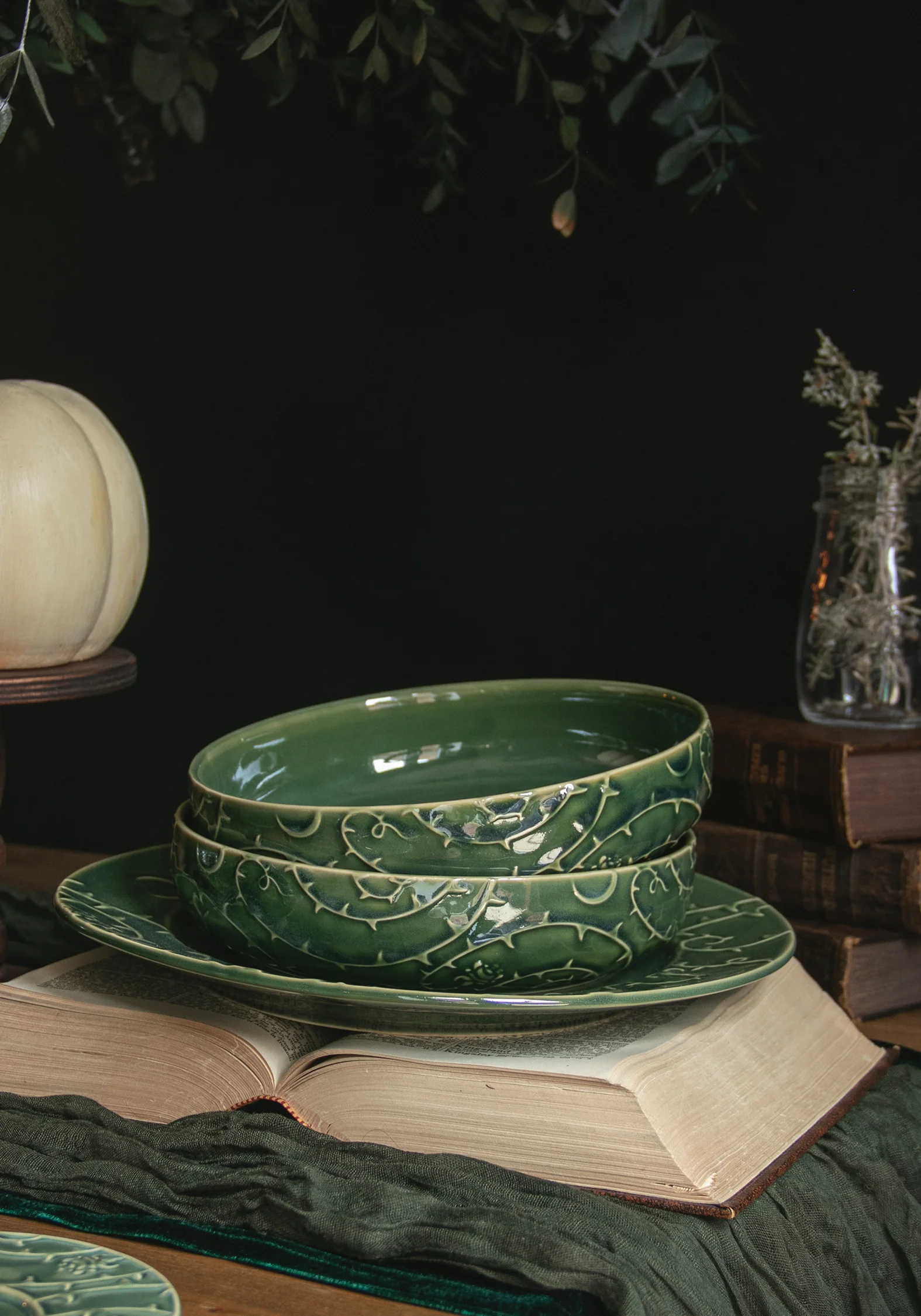 Rosethorn Floral Embossed Dinner Plate (4 Piece Set) - Image 2